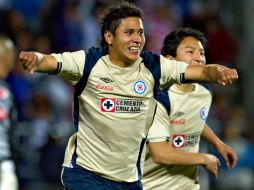 Julio César Domínguez (izq.) y César Villaluz aportaron un tanto cada uno, en la goleada que Cruz Azul propinó al Pachuca. MEXSPORT  /