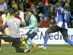 Messi (centro) hizo dos de los tres goles del triunfo. EFE  /