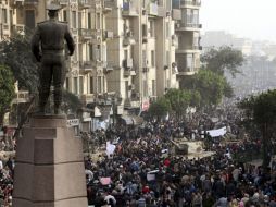 Manifestantes continúan con los disturbios en Egipto, aunque el día de ayer las Fuerzas Armadas tomaron las calles. EFE  /