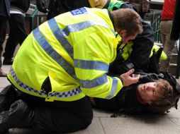 Un policía dialoga con un manifestante durante la protesta contra las políticas educativas del Gobierno británico. AFP  /