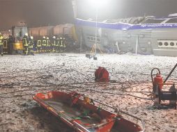 Rescatistas ayudan en labores de remozamiento en Hordorf. AFP  /