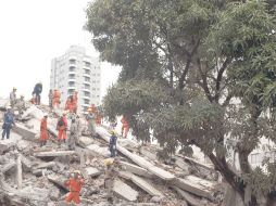 Cinco obreros acabaron bajo los escombros de un edificio y sólo uno ha sido rescatado. REUTERS  /