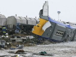 Una persona permanece junto a los restos de los trenes implicados en la colisión. EFE  /