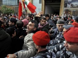 Miembros de la policía intentan detener a los manifestantes durante una protesta. EFE  /