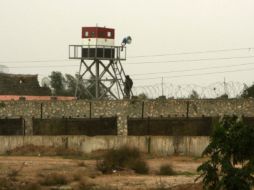 Un soldado sube a una torre de control en la frontera con el sur de la Franja de Gaza. AFP  /