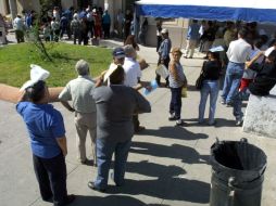 Fila de personas para hacer su pago predial. ARCHIVO  /