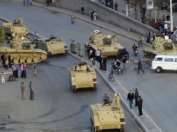 Tanques blindados de las Fuerzas Armadas egipcias recorren las calles de el-Haram, en El Cairo, Egipto. EFE  /