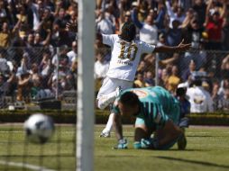 Foto de acción del portero de Monterrey al no poder reterner un gol de Martín Bravo. EFE  /
