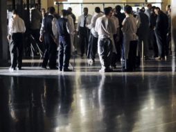 Empleados del Hotel Intercontinental están armados con palos y barras para defenderse de los saqueadores en El Cairo. EFE  /
