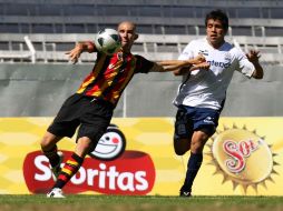 Rodrigo Folle (I) de Leones Negros y Ricardo Rocha de Durango disputan por el esférico. MEXSPORT  /