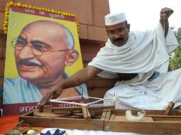 Festejos en India: un hombre ofrece tributo. AFP  /