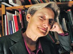 La escritora actualizó y reunió en este volumen cinco textos publicados por ella en otros medios. ESPECIAL  /