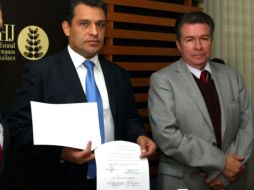 Felipe de Jesús Álvarez Cibrián sostiene el convenio firmado por el rector del CUCSH, Pablo Arredondo Ramírez. E. BARRERA  /