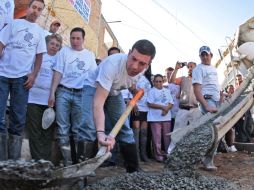 El presidente de Tlaquepaque, Miguel Castro, da el banderazo de salida al programa Solidarios en la colonia Guayabitos. S. NÚÑEZ  /