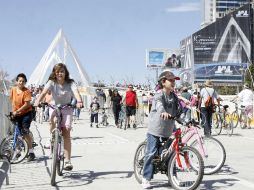 El tradicional paseo dominical se subió al Matute Remus, donde miles disfrutaron la oportunidad de conocer la estructura. M. FREYRIA  /