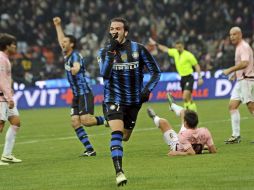 Gianpaolo Pazzini, delantero del Inter de Milán, celebra uno de los goles con que vencen al Palermo. EFE  /
