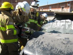 Los 127 bomberos trabajaron durante dos días para mejorar sus conocimientos y aplicar nuevas técnicas de rescate. O. RUVALCABA  /