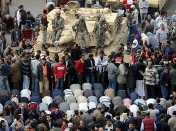 Miles de personas salieron hoy a las calles de El Cairo, por sexto día consecutivo, pidiendo la renuncia del presidente egipcio. AFP  /
