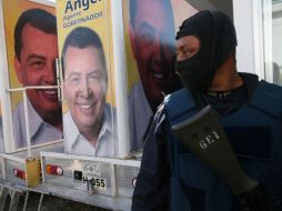 Un policía federal vigila una calle en Acapulco. AFP  /