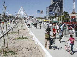 Los tapatíos disfrutan del recorrido en el nuevo puente. M. FREYRÍA  /