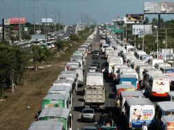 Miles de unidades formaron líneas interminables en la carretera Mérida-Progreso. NTX  /