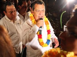 Ángel Aguirre festeja la ventaja de 13 puntos porcentuales al contabilizar el 86.37 por ciento de casillas. NTX  /