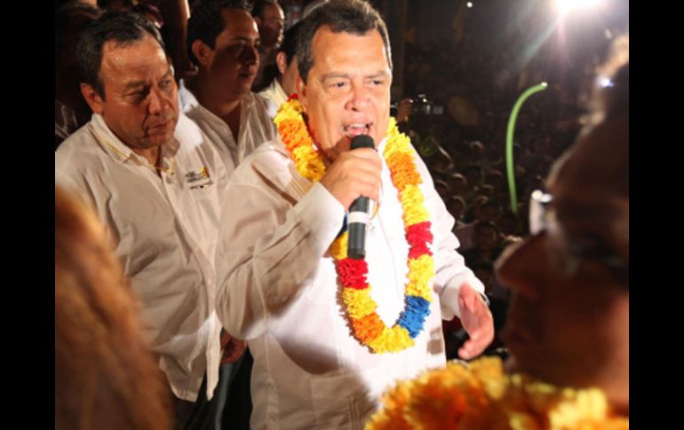 Ángel Aguirre festeja la ventaja de 13 puntos porcentuales al contabilizar el 86.37 por ciento de casillas. NTX  /