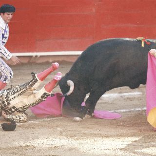 La fiesta en serio...Talavante cae de pie