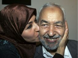 La hija de Rachid Ghanouchi besa al político al retornar a Túnez. EFE  /