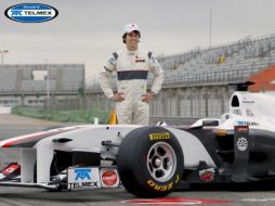 El piloto mexicano de la escudería Sauber, Sergio Pérez, posa con el nuevo monoplaza, el C30, con el que arrancará en la F1. EFE  /