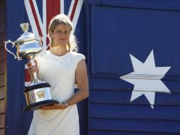 La tenista belga Kim Clijsters posa con su trofeo de campeona del Abierto de Australia. REUTERS  /