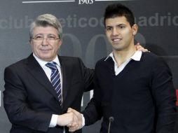 El delantero argentino Sergio Kun Agüero (d) junto al presidente del Atlético de Madrid, Enrique Cerezo. EFE  /