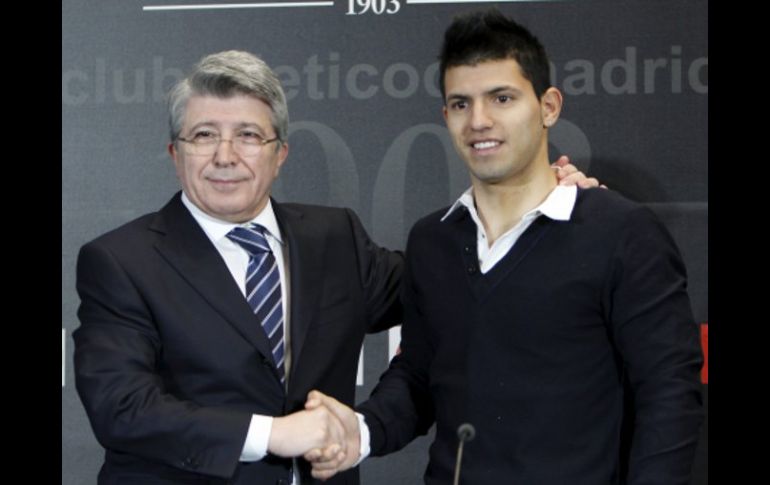 El delantero argentino Sergio Kun Agüero (d) junto al presidente del Atlético de Madrid, Enrique Cerezo. EFE  /