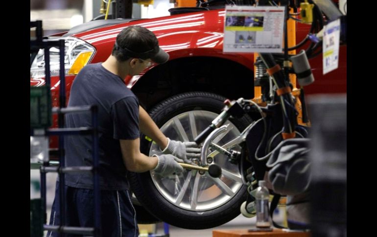 Trabajador de la automotriz Chrysler. AP  /