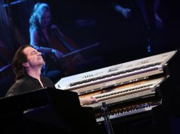En un auditorio lleno el pianista Yanni interpretó sus grandes éxitos. NTX  /