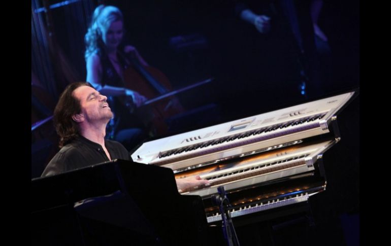 En un auditorio lleno el pianista Yanni interpretó sus grandes éxitos. NTX  /