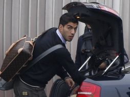 El uruguayo Luis Suárez captado previo a realizarse los exámenes médicos. REUTERS  /