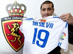 El jugador paraguayo muestra la playera que portará en su nuevo equipo, el Real Zaragoza. EFE  /