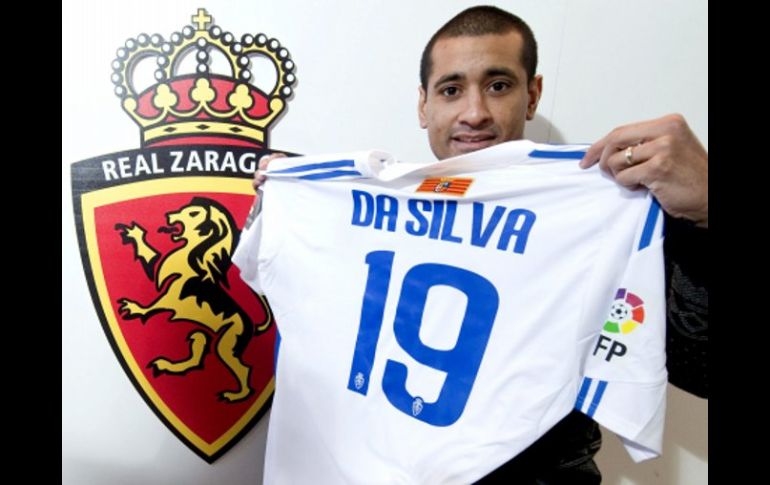 El jugador paraguayo muestra la playera que portará en su nuevo equipo, el Real Zaragoza. EFE  /