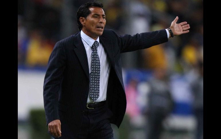 El técnico del conjunto de los Zorros dando indicaciones a sus jugadores en el duelo frente al América. MEXSPORT  /