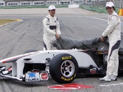 El piloto mexicano de la escudería Sauber, Sergio Pérez, posa con el nuevo monoplaza, el C30, con el que arrancará en la F1. AP  /