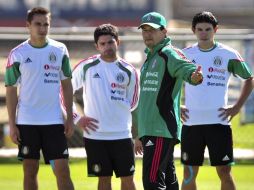 José Manuel de la Torre dirige a los seleccionados en la primera sesión de entrenamientos del Tri. AFP  /