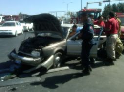 Un auto Tsuru que iba circulando por Periférico en el sentido Oriente-poniente fue impactado por una Jeep Cheroke. O. RUVALCABA  /