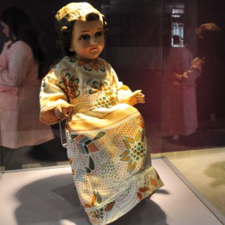Figuras del Niño Dios son vestidos por destacados diseñadores mexicanos