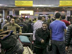 Centenares de pasajeros esperan en el aeropuerto de El Cairo para abandonar Egipto. EFE  /