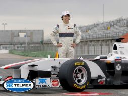 Sergio Pérez posa con el C30. EFE  /