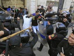 Se teme que la crisis en Egipto lleve a la suspensión total o parcial del suministro por el Canal de Suez. REUTERS  /