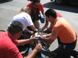 Los lesionados fueron atendidos por paramédicos de la Cruz Verde de Tonalá. O. RUVALCABA  /