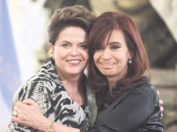 Dilma Rousseff y Cristina Fernández de Kirchner posan para la foto en la Casa Rosada. REUTERS  /