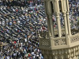 Los manifestantes rezan en la plaza Tahir durante una masiva protesta contra el régimen del presidente Hosni Mubarak. EFE  /